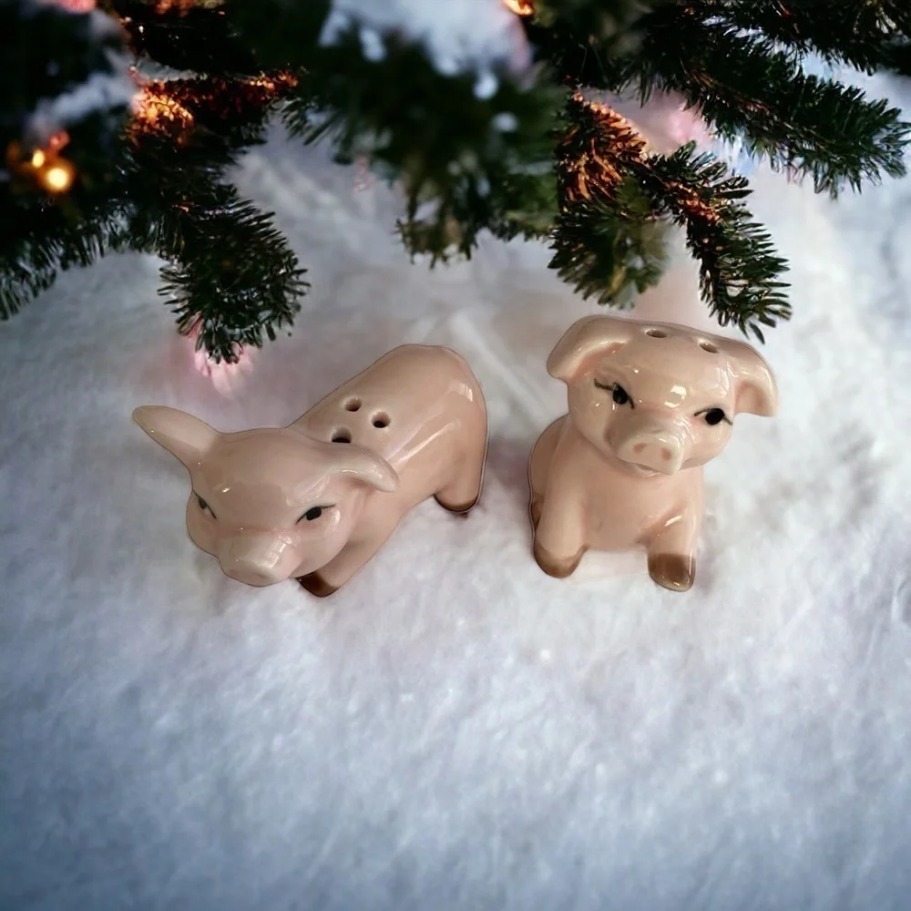 Salt & Pepper mini ceramic shakers 🐖 🐷